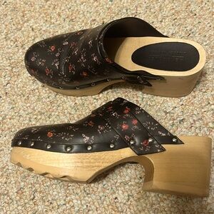 Laura Ashley Aerosole CLOGS- Size 8